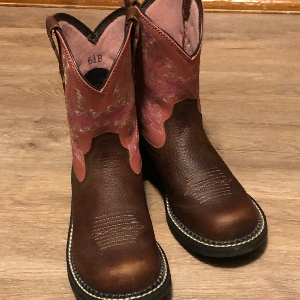 Ariat women’s 6.5B “fat baby” cowboy boots in NWOT